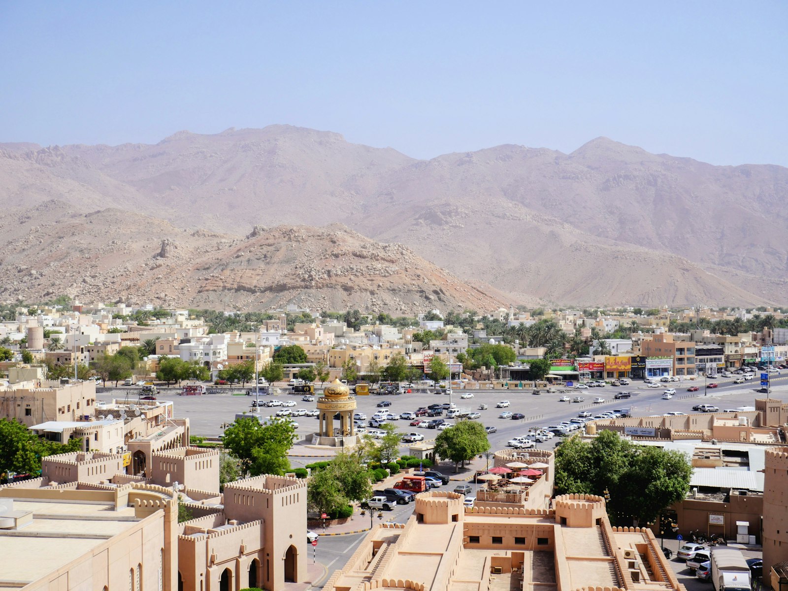 بلدة عُمانية تؤطرها جبال صحراوية